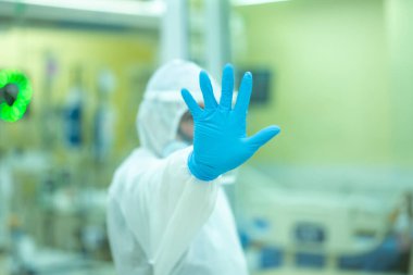 Doktor, hastaların tedavisinden sonra COVID ile enfekte olan hasta ve akrabaları teşvik ediyor..