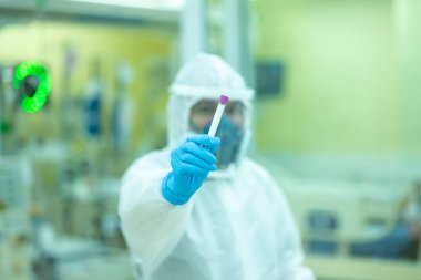 Doktor, hastaların tedavisinden sonra COVID ile enfekte olan hasta ve akrabaları teşvik ediyor..