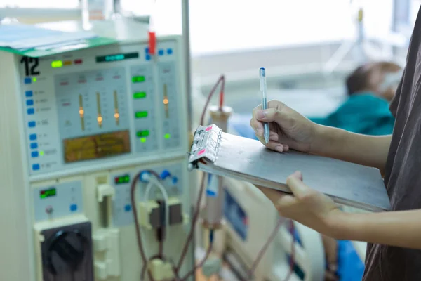 Uzman, sürekli renal yenileme terapi ekipmanlarını, enjeksiyon pompasını ve hemodiyaliz makinesini kontrol ediyor..