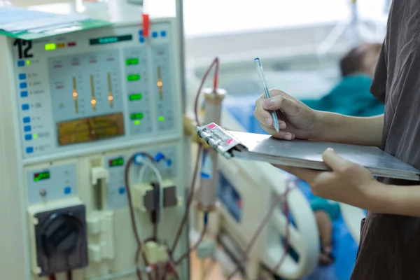 Uzman, sürekli renal yenileme terapi ekipmanlarını, enjeksiyon pompasını ve hemodiyaliz makinesini kontrol ediyor..