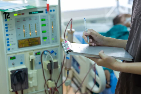 Uzman, sürekli renal yenileme terapi ekipmanlarını, enjeksiyon pompasını ve hemodiyaliz makinesini kontrol ediyor..