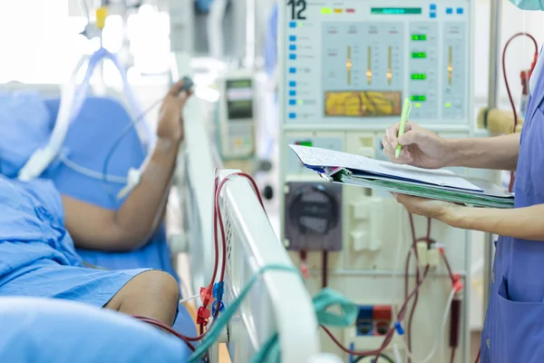Uzman, sürekli renal yenileme terapi ekipmanlarını, enjeksiyon pompasını ve hemodiyaliz makinesini kontrol ediyor..