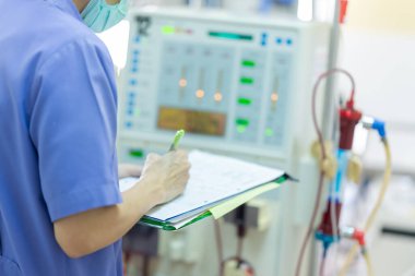 Uzman, sürekli renal yenileme terapi ekipmanlarını, enjeksiyon pompasını ve hemodiyaliz makinesini kontrol ediyor..