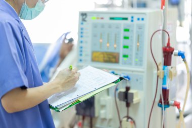 Uzman, sürekli renal yenileme terapi ekipmanlarını, enjeksiyon pompasını ve hemodiyaliz makinesini kontrol ediyor..