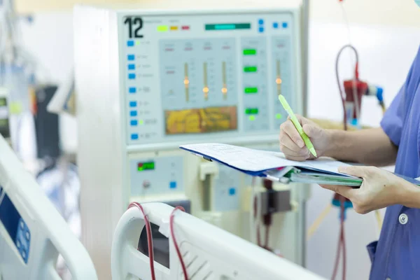 Uzman, sürekli renal yenileme terapi ekipmanlarını, enjeksiyon pompasını ve hemodiyaliz makinesini kontrol ediyor..