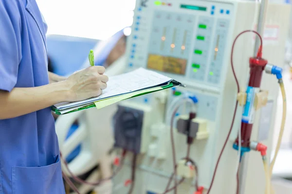 Uzman, sürekli renal yenileme terapi ekipmanlarını, enjeksiyon pompasını ve hemodiyaliz makinesini kontrol ediyor..
