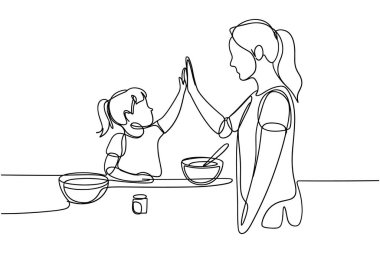 Tek bir çizimde bir anne ve kızı birbirlerine beşlik çakıyor. Tabaklar ve kavanozlarla dolu bir masada duruyorlar. Bu da yemek pişirme ya da benzer bir aktiviteyle meşgul olduklarını gösteriyor. Görüntü bir neşe ve paylaşılan bir huzuru iletir.