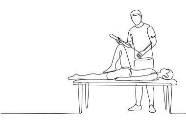 Minimalist bir çizgi, muayene masasında yatan bir hastayla birlikte çalışan bir fizyoterapisti resmediyor. Terapist hastanın bacağını tutuyor ve terapi manevrası yapıyor gibi görünüyor. Biçim, tek ve sürekli bir çizgidir.