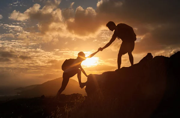 Male Female Hikers Climbing Mountain Cliff One Them Giving Helping — Stock Photo, Image