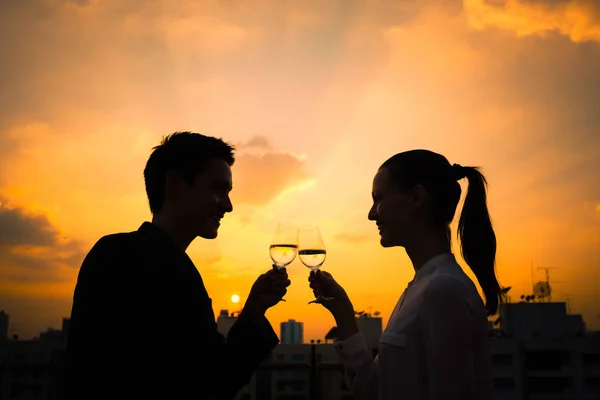 Homem Mulher Brindando Óculos Belo Pôr Sol — Fotografia de Stock