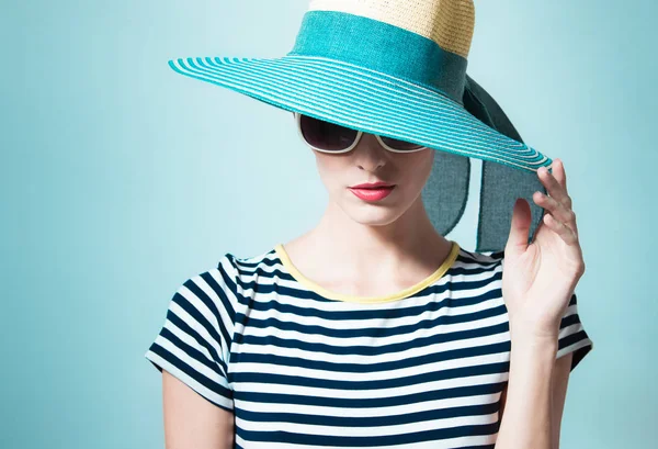 Donna Moda Indossando Cappello — Foto Stock