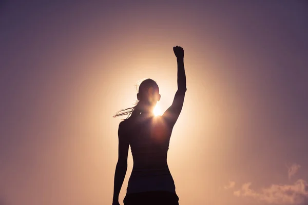 Sterke Zelfverzekerde Vrouw Met Haar Vuist Lucht — Stockfoto