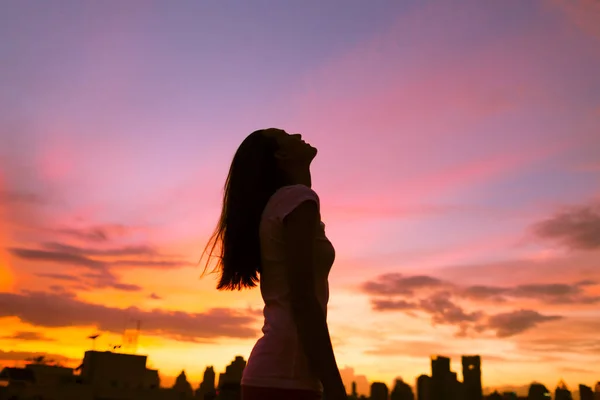 Siluett Kvinnan Njuter Den Vackra Solnedgången Från Taket — Stockfoto