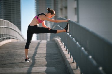 Onu daha önce germe kadın çalıştırmak.