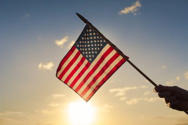 Gün batımında Amerikan bayrağı