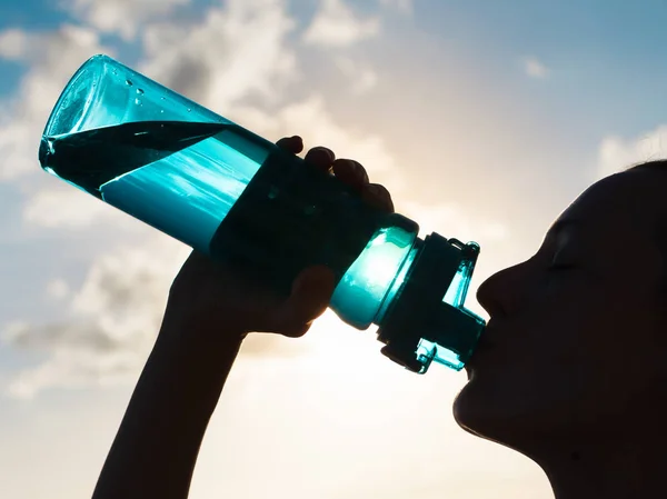 瓶から水を飲む女 — ストック写真