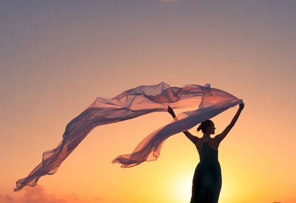 Красива Молода Жінка Тримає Шматок Тканини Заході Сонця — стокове фото