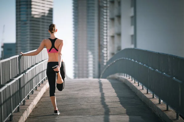 Fitness Mujer Joven Estirando Las Piernas Antes Correr —  Fotos de Stock