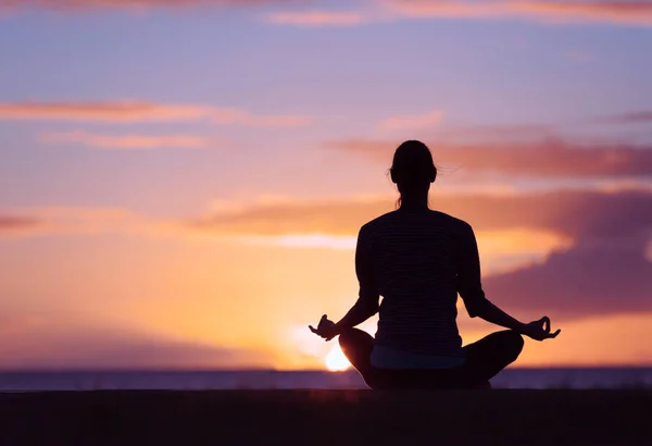Gün Batımında Sahilde Meditasyon Yapan Bir Kadın — Stok fotoğraf