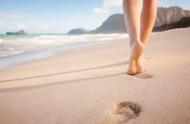 Sahilde yürüyen kadın, Hawaii, Abd. 