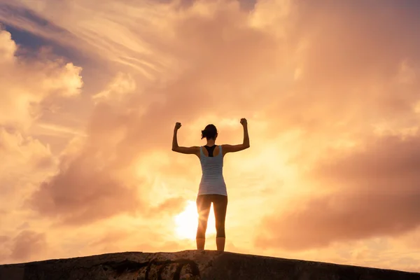 Sterke Jonge Vrouw Buigen Zonsondergang Overwinning Kracht Fitness Actief Lifestyle — Stockfoto