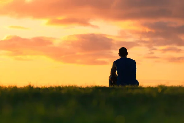 Ein Mann Sitzt Draußen Und Beobachtet Den Sonnenuntergang Denk Und — Stockfoto