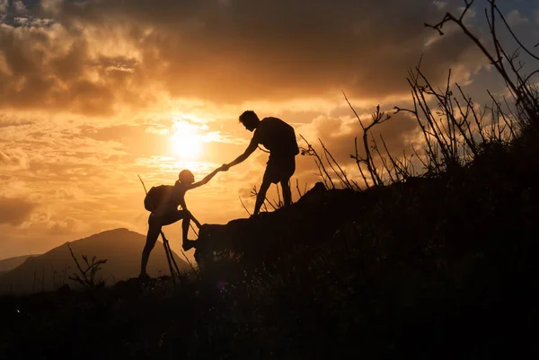 Menschen Die Sich Gegenseitig Bei Sonnenaufgang Auf Einen Berg Helfen — Stockfoto