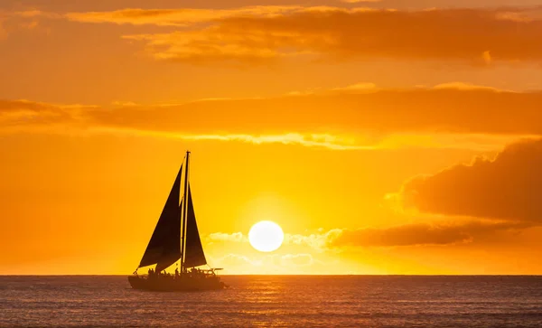 Ιστιοπλοϊκό Σκάφος Που Πλέει Προς Θάλασσα Ένα Όμορφο Ηλιοβασίλεμα — Φωτογραφία Αρχείου