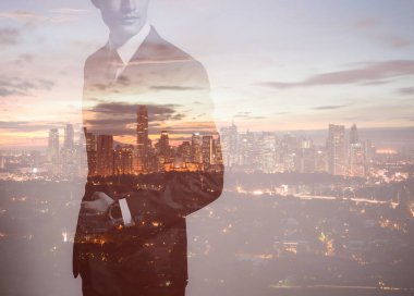 Şehirdeki iş adamı. Çift pozlama görüntüsü. 