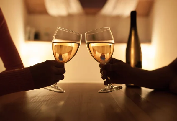 Jovem Casal Ambiente Restaurante Romântico Desfrutando Copo Vinho — Fotografia de Stock