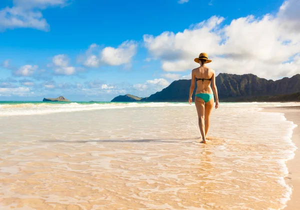 Mulher Andando Praia Havaí — Fotografia de Stock