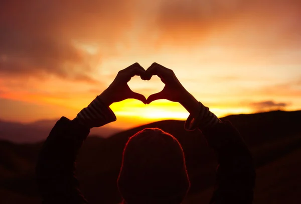 Mujer Haciendo Forma Corazón Contra Hermoso Amanecer — Foto de Stock