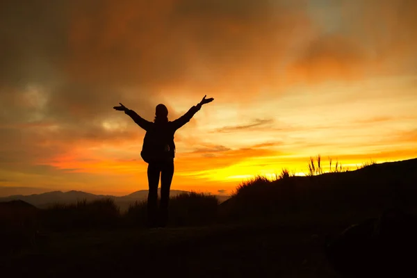 Wanderin Hebt Bei Sonnenaufgang Den Arm Die Luft — Stockfoto