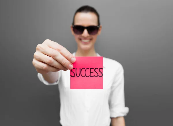 Szczęśliwa Kobieta Trzyma Znak Mówiąc Sukces — Zdjęcie stockowe