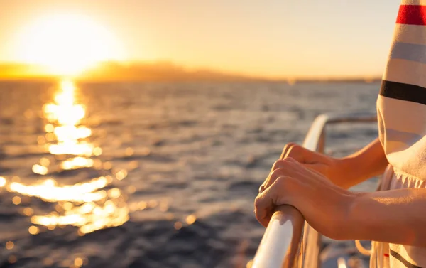 Close Van Vrouwelijke Handen Een Cruiseschip Tijdens Zonsondergang — Stockfoto