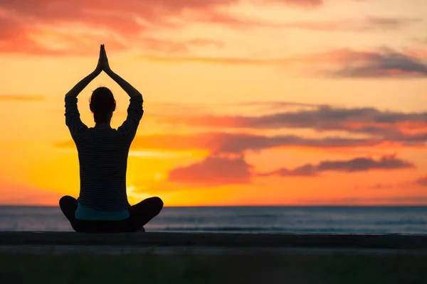 Mulher Meditando Pôr Sol — Fotografia de Stock