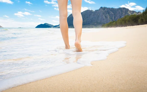 Frau Spaziert Strand Von Hawaii — Stockfoto