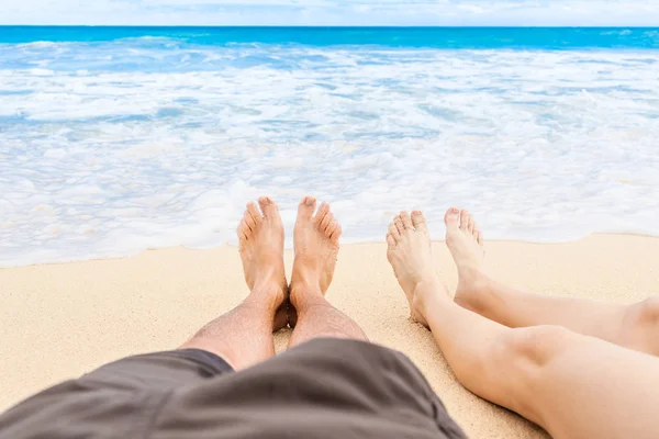 Paar Ontspannen Het Strand — Stockfoto