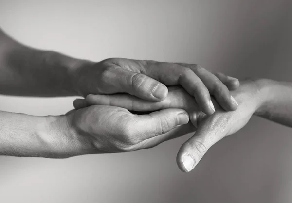 Mão Segurar Outra Mão Pessoas Ajudando Confortando Uns Aos Outros — Fotografia de Stock