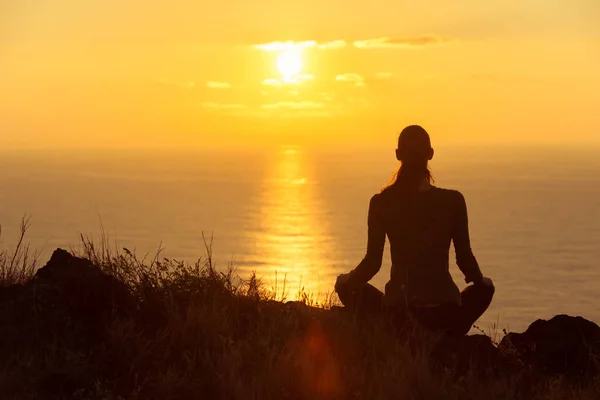 Mulher Meditando Frente Para Belo Pôr Sol Dourado — Fotografia de Stock