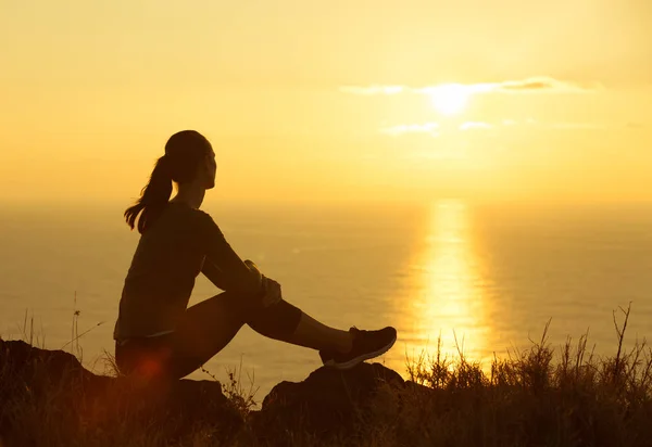 Mulher Pensativa Sentada Uma Colina Observando Belo Pôr Sol Oceano — Fotografia de Stock