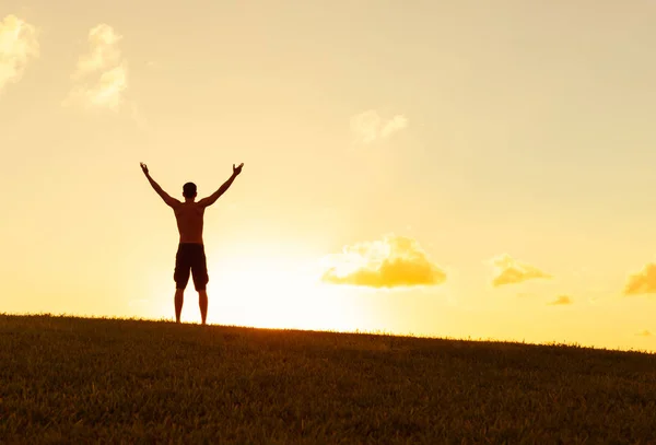 Gelukkig Staan Een Heuvel Met Armen Omhoog Gericht Mooie Zonsondergang — Stockfoto