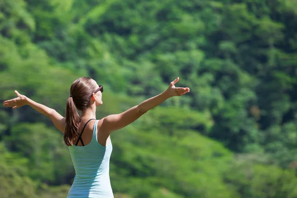 Feliz Mujer Activa Disfrutando Del Aire Libre — Foto de Stock