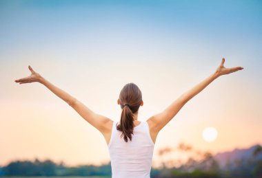 duygu mutlu ve özgür.