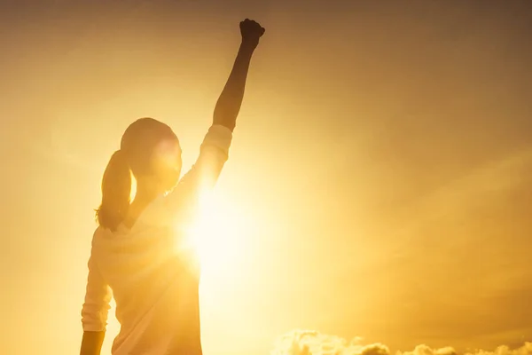 Poder Mujer Victoria Concepto Ganador Mujer Con Puño Aire Atardecer — Foto de Stock