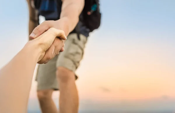 Caminante Dando Mano Ayudando Compañero Subir Cima Montaña Dar Una —  Fotos de Stock