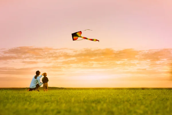 Mother Son Having Fun Flying Kite Sunset Outdoor Summer Family — ストック写真