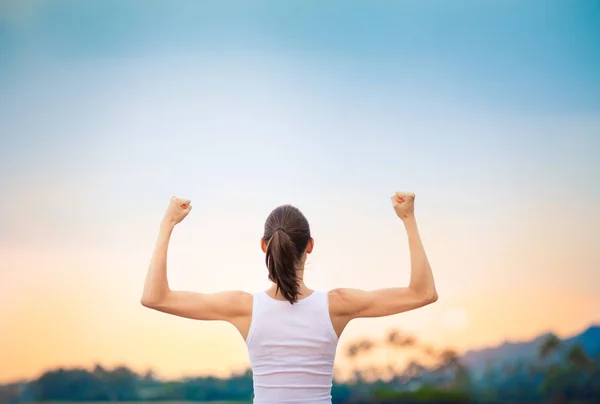 Sterke Zelfverzekerde Vrouw Die Haar Spieren Buigt — Stockfoto