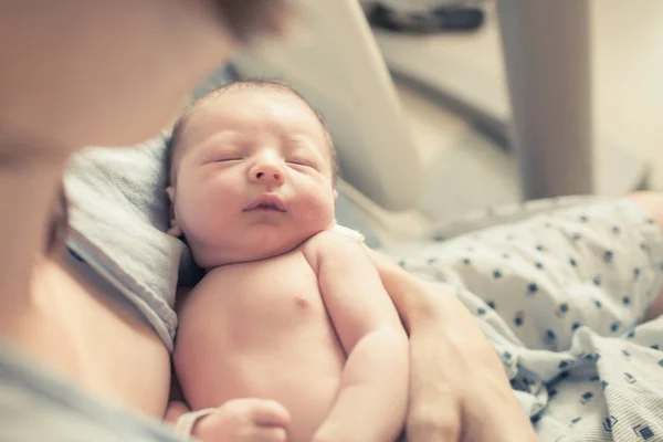 New Born Baby Boy Resting Mothers Arms — Stock Photo, Image