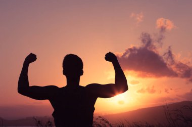 Güçlü ve güçlü bir adam esniyor. İnsanlar kararlı ve kazanıyorlar..  